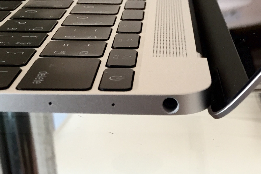 MacBook Headphone jack port