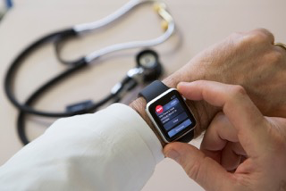 Apple Watch used by doctor