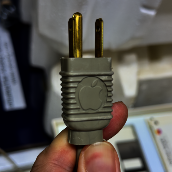 Early Macintosh plug (120V)
